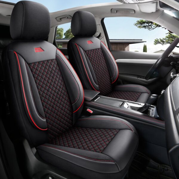 Zwart met rode stiknaden